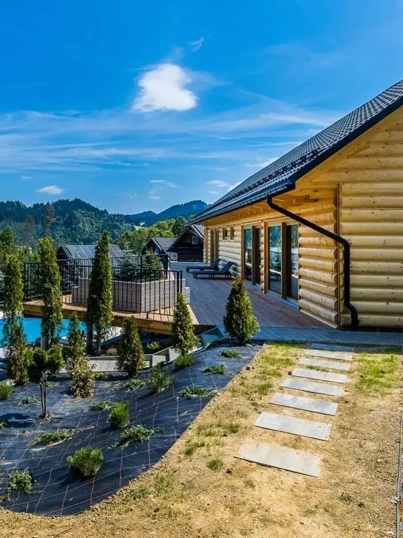 Panorama resortu Mergen z basenem, domkami i jeziorem w dolinie